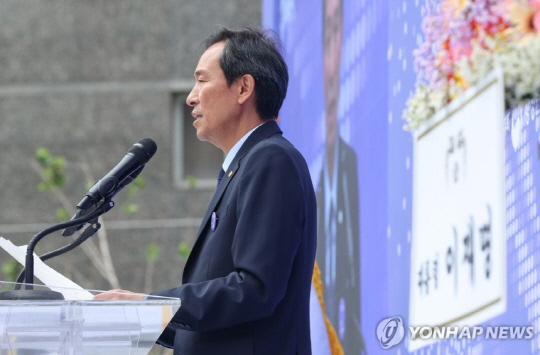 10일 서울 용산구 민주화운동기념관에서 열린 제38주년 6·10민주항쟁 기념식에서 우상호 대통령실 정무수석이 기념사를 하고 있다. 연합뉴스
